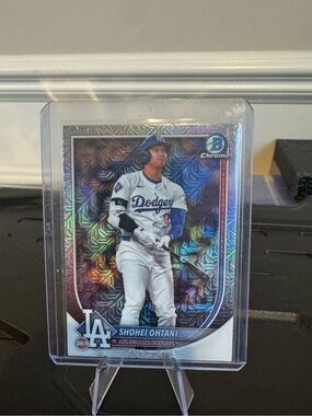 🔥 2025 Shohei Ohtani Topps Bowman Chrome Prizm Looking Card.